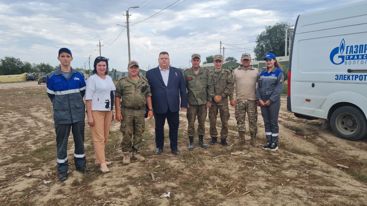 Кантемировцы передали танкистам вместе с гуманитарным грузом напутствие и флаги.