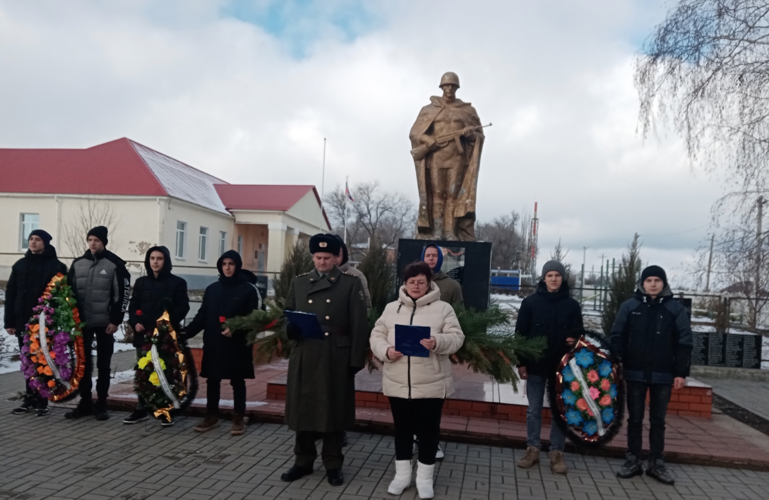 В вечном долгу перед защитниками и освободителями.