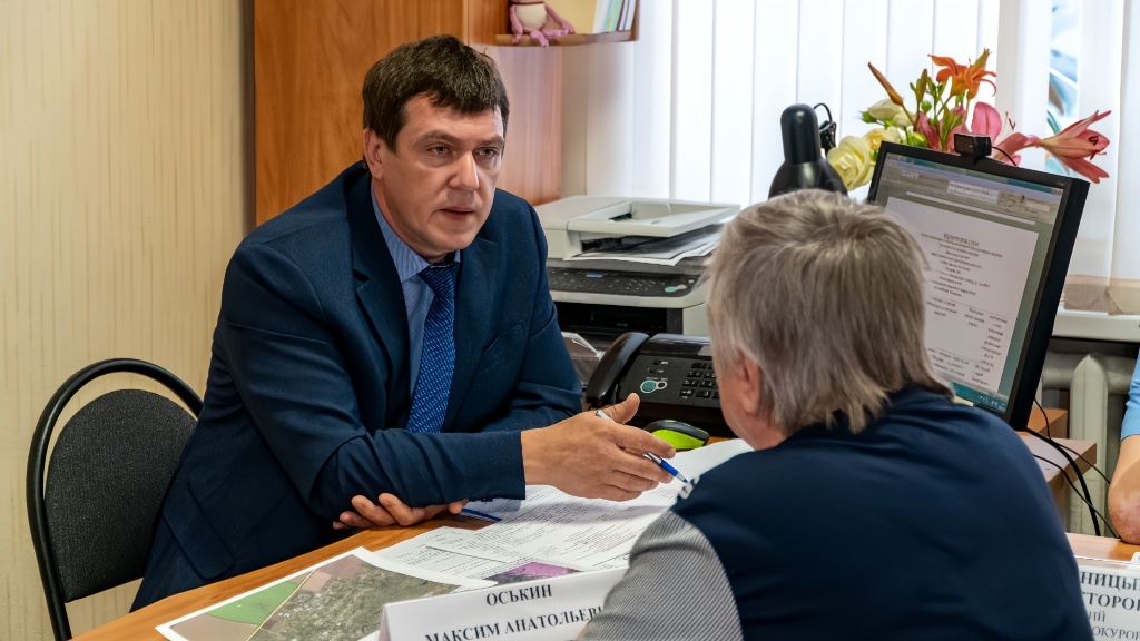 Жители спросили о ремонте дорог.