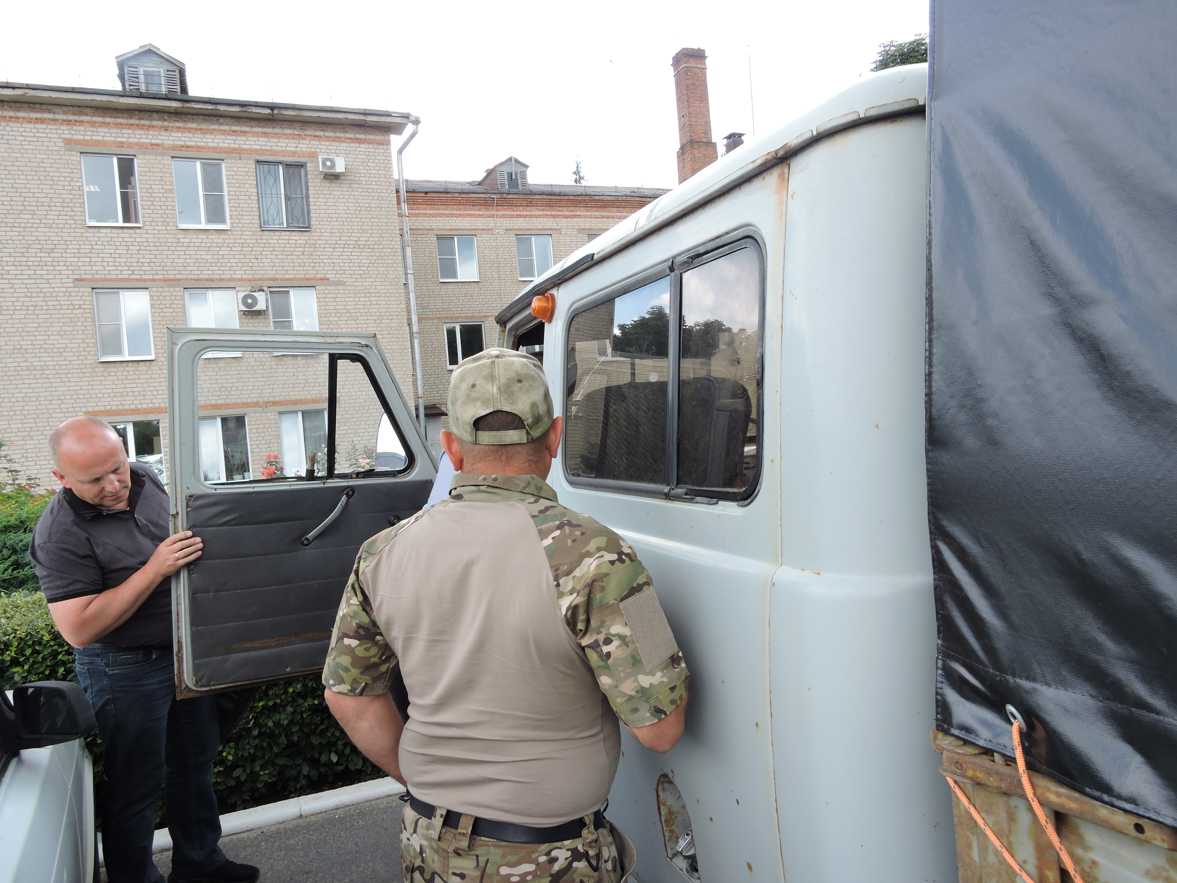 Кантемировцы передали УАЗ приехавшим в отпуск участникам СВО.