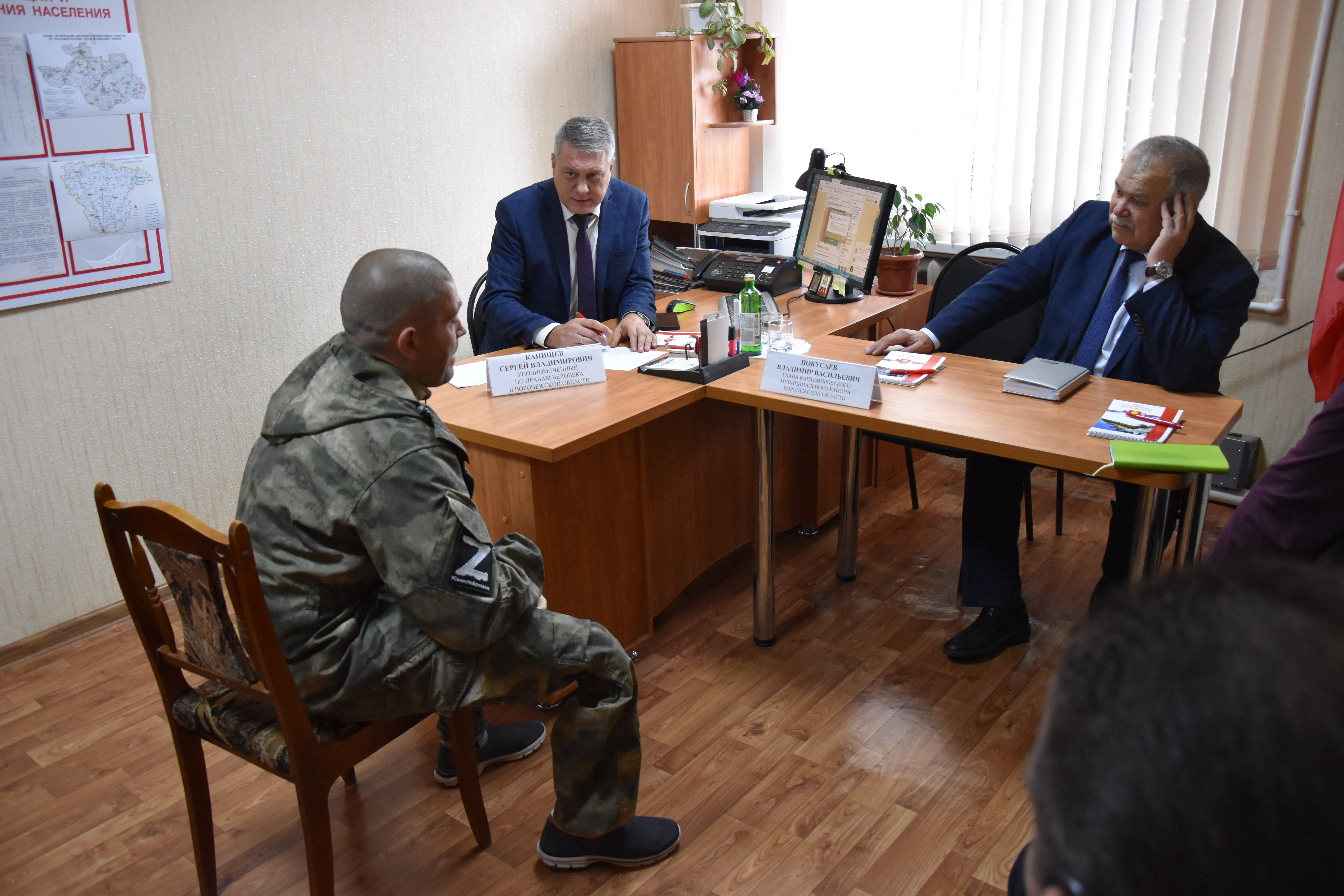 В общественной приемной граждане задали вопросы и поблагодарили за помощь.