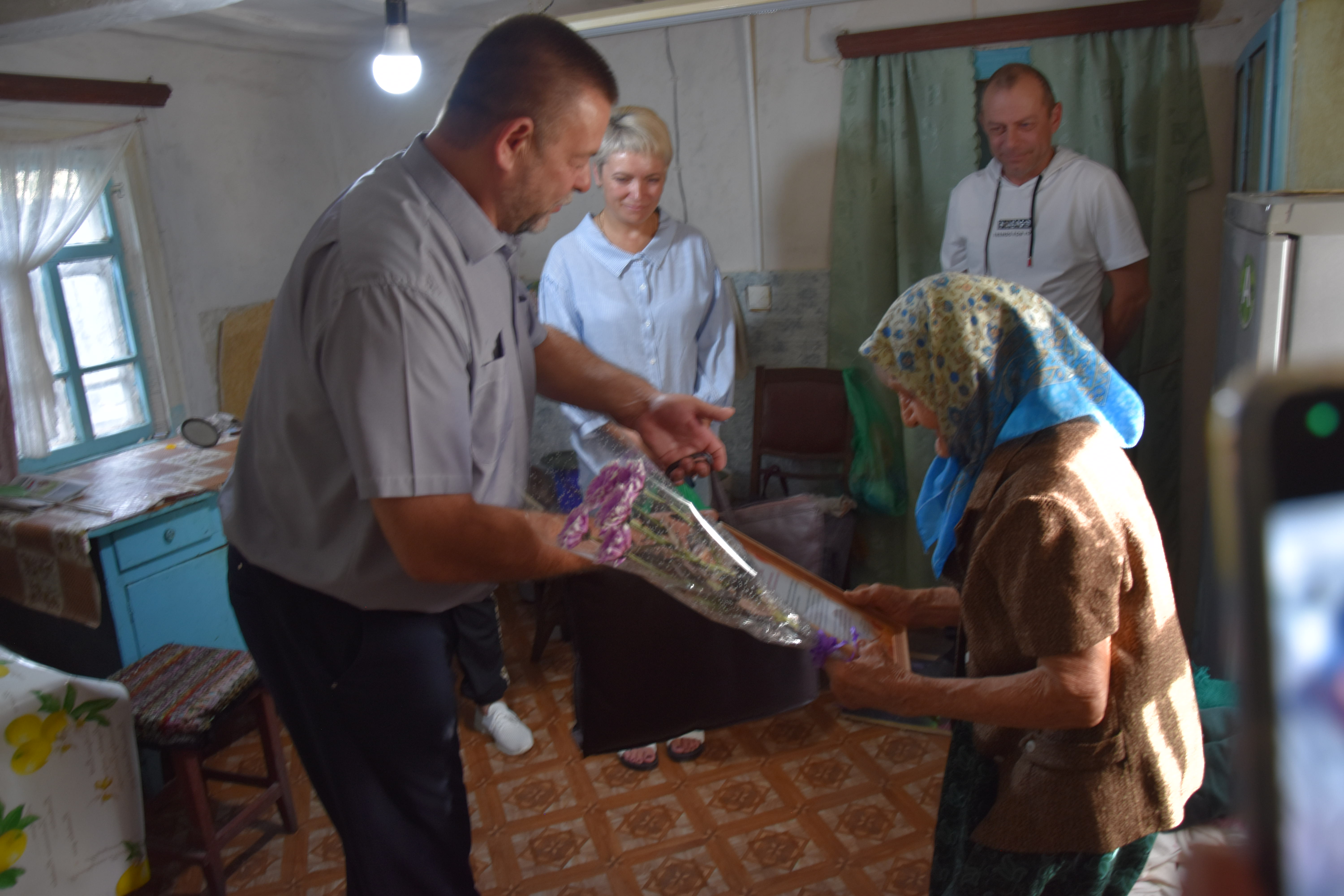 Долгожителей поздравили с Днем пожилых людей.