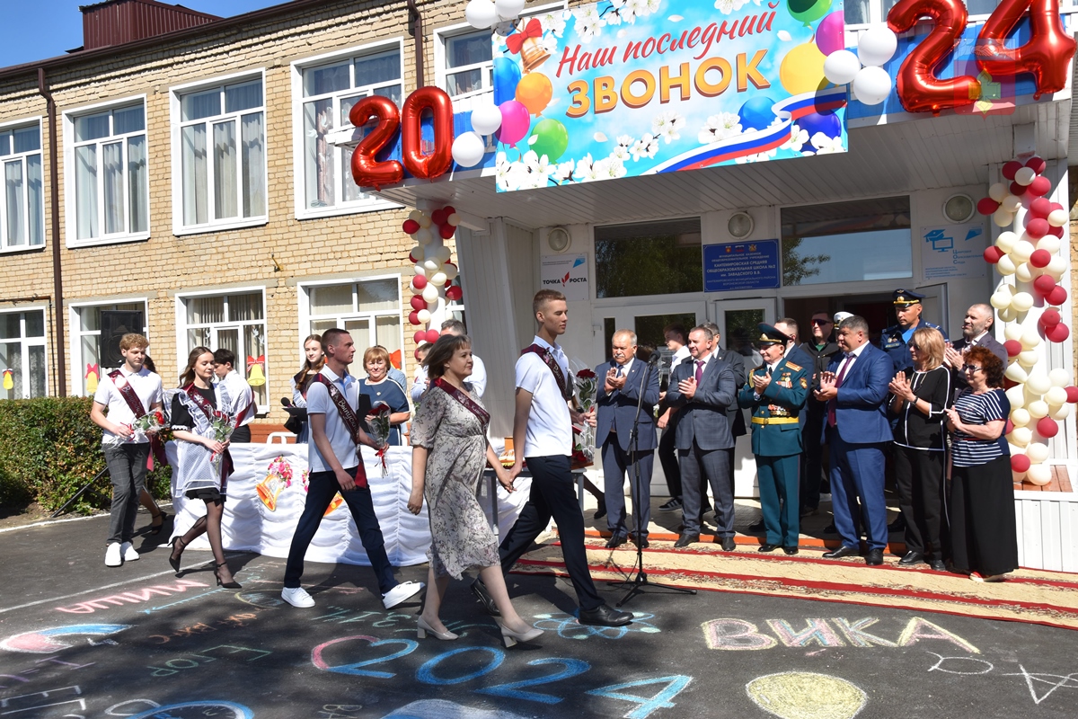 Именную школу впервые посетили родственники Героя.