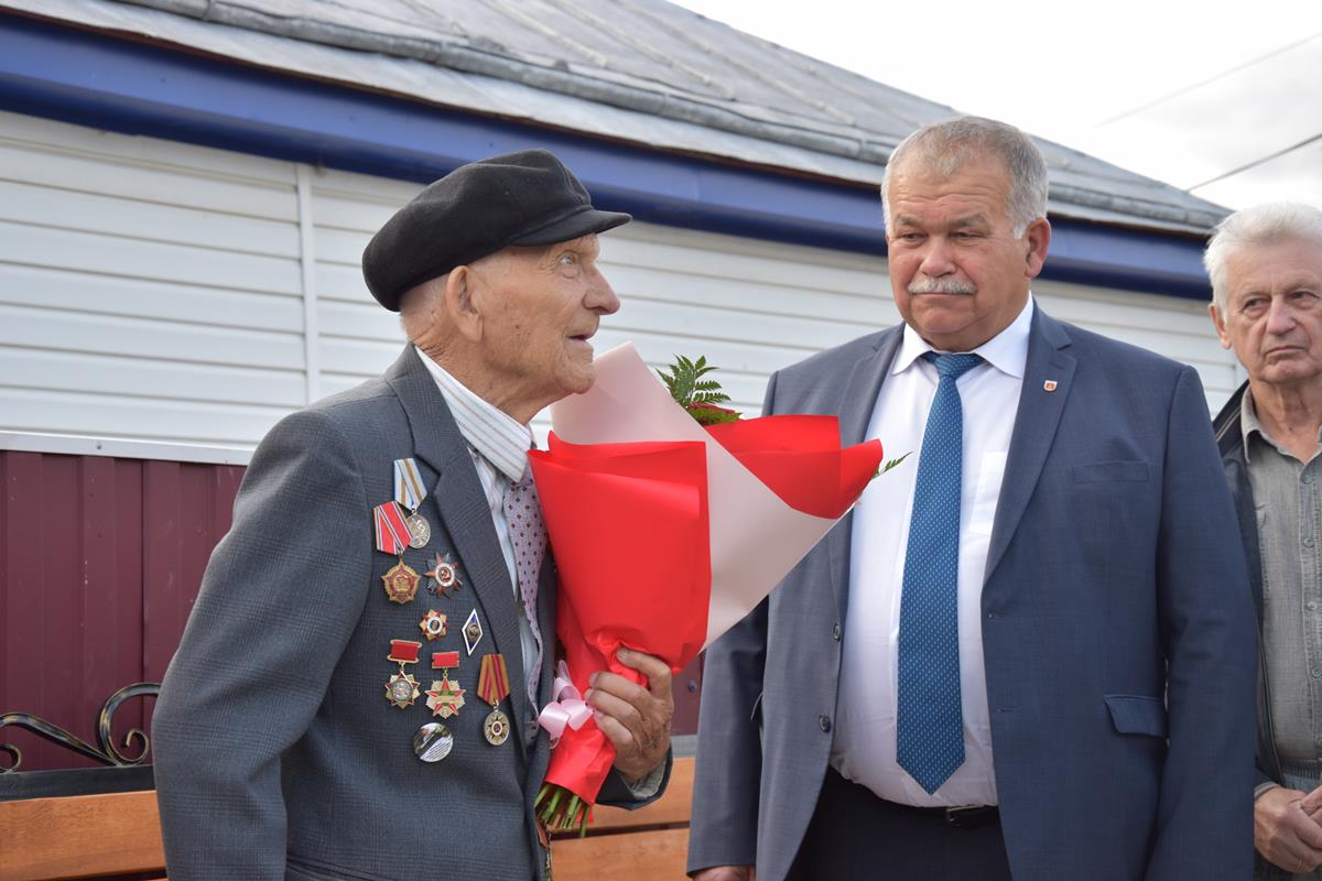 Участника Великой Отечественной войны поздравили со 100-летним юбилеем.