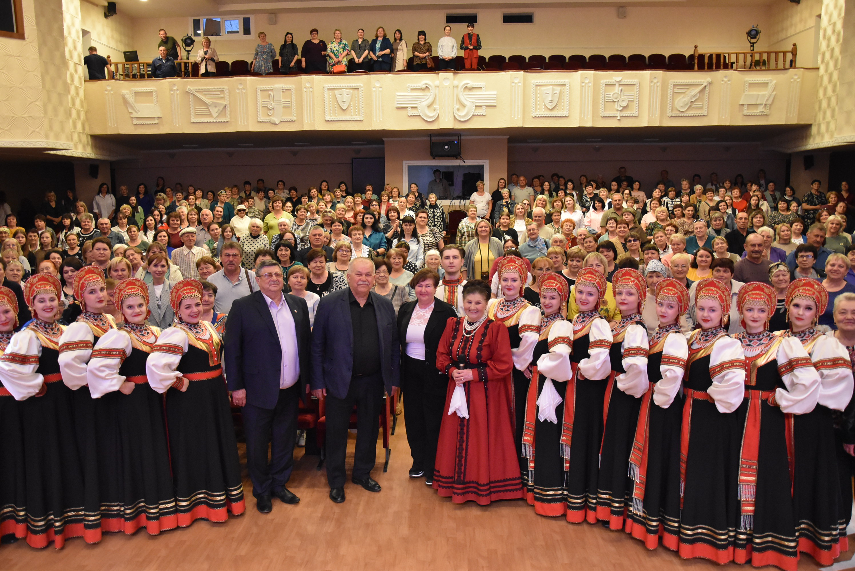 Кантемировцы насладились выступлением Народной артистки и оказали поддержку специальной военной операции.
