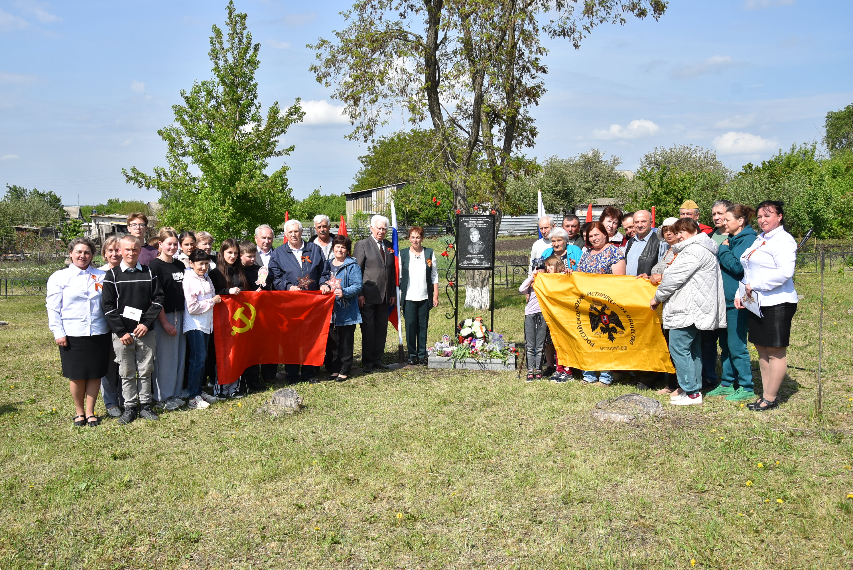 Мемориальный знак в знак благодарности защитникам страны в годы ВОВ.