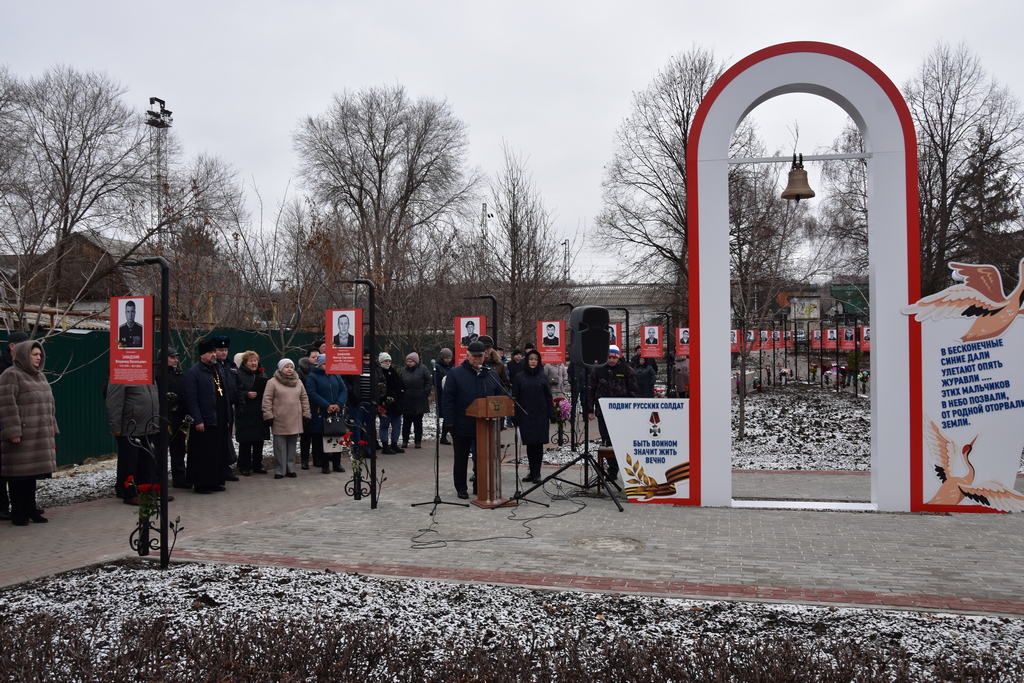 Торжественно открыли Аллею памяти.