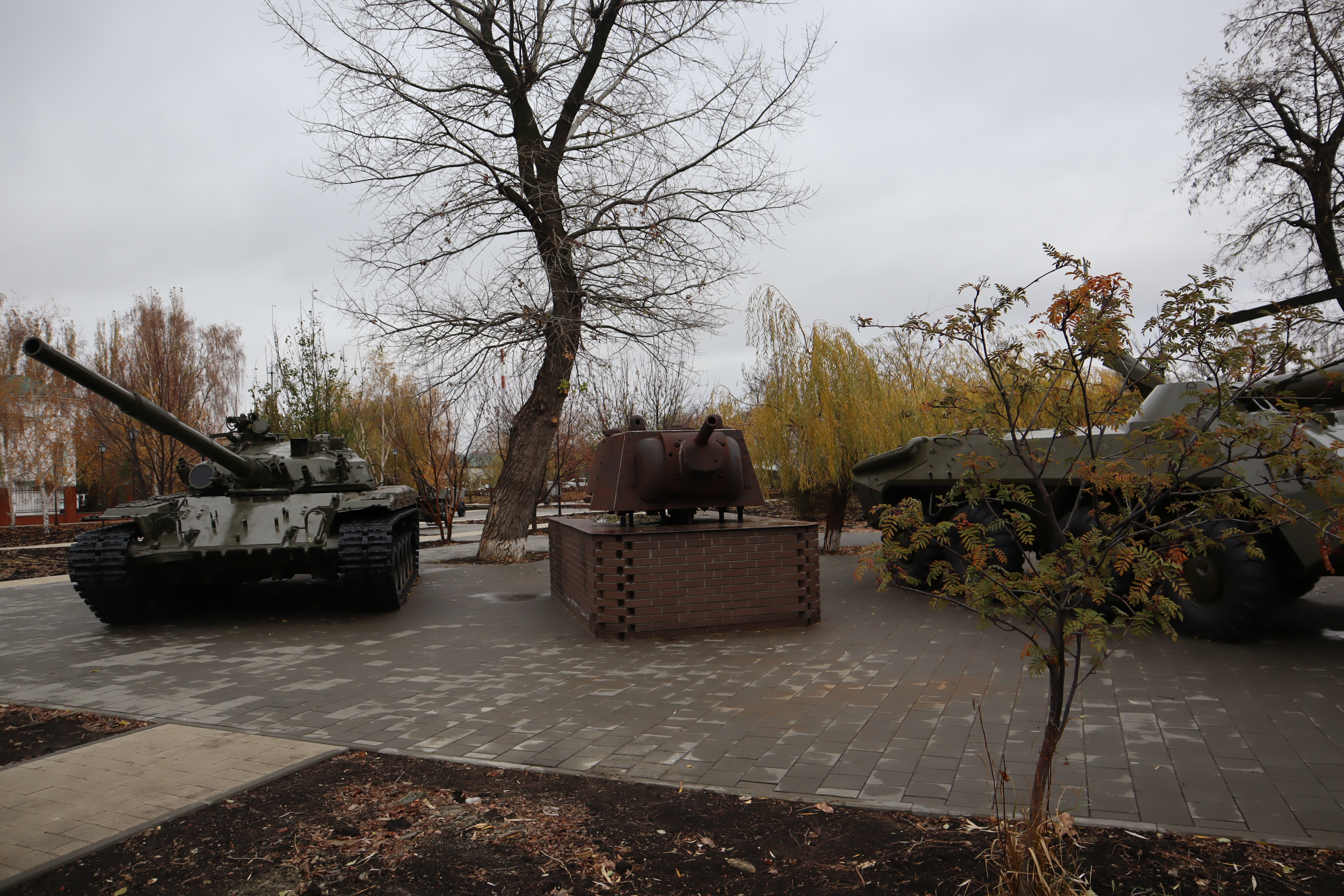 Башня танка КВ-1 установлена в парке Победы Кантемировки.