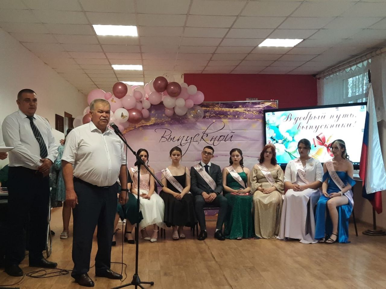Отгремели выпускные вечера.