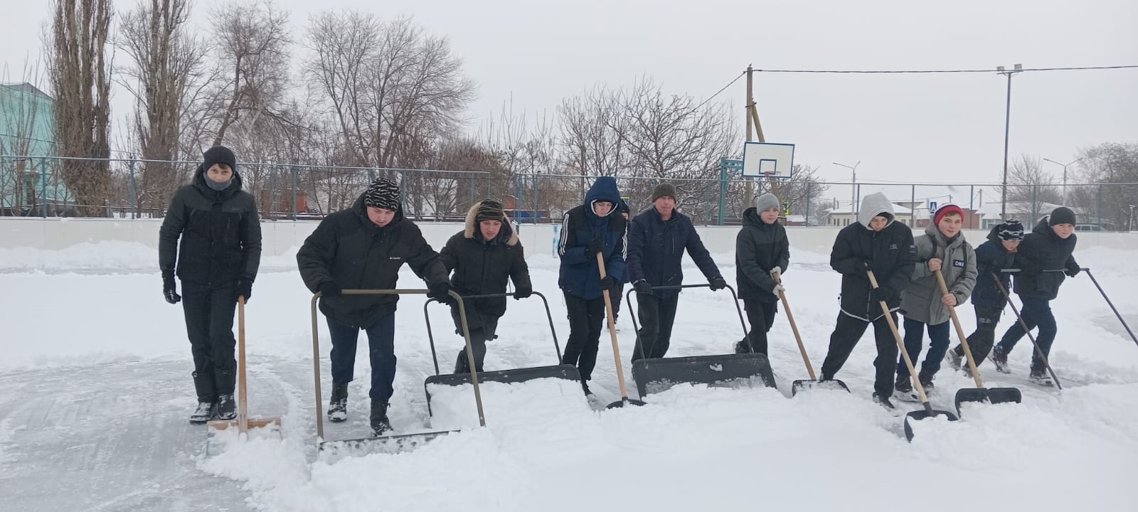 В районе подготовлены ледовые площадки для массового катания и проведения турнира по хоккею.