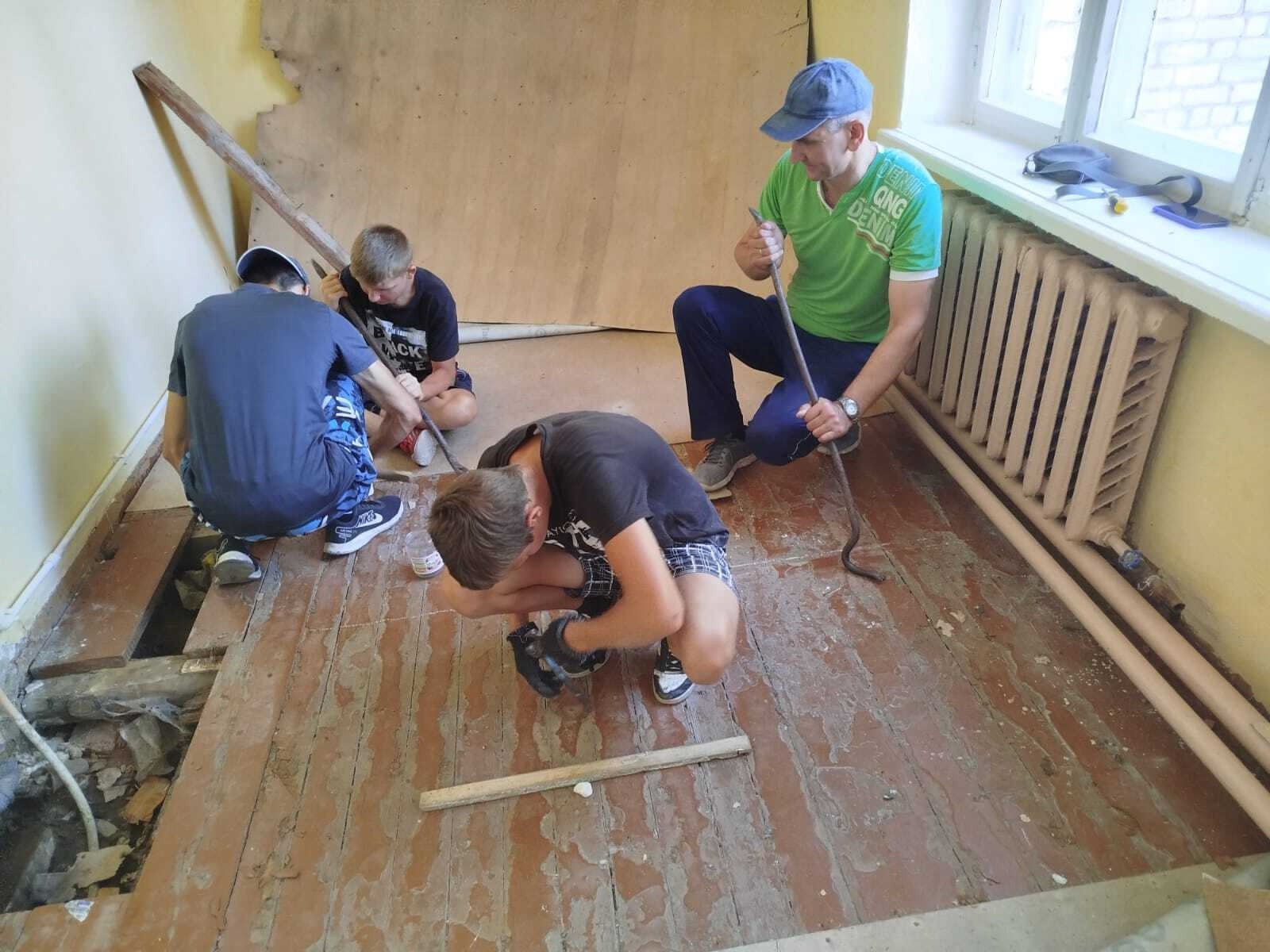 В Таловской школе ремонтируют мастерскую.