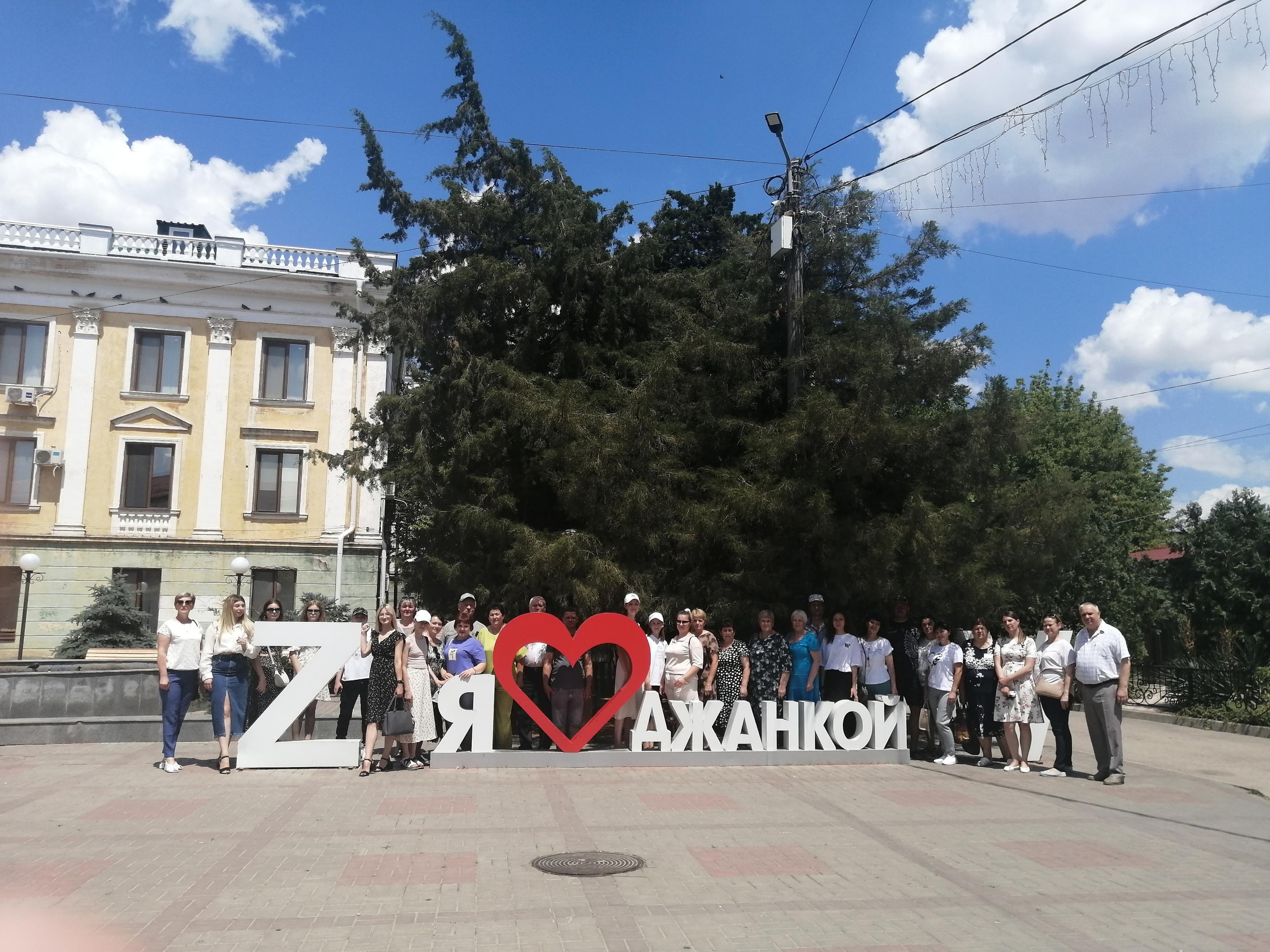 Вернулись из дружеской поездки в Крым.