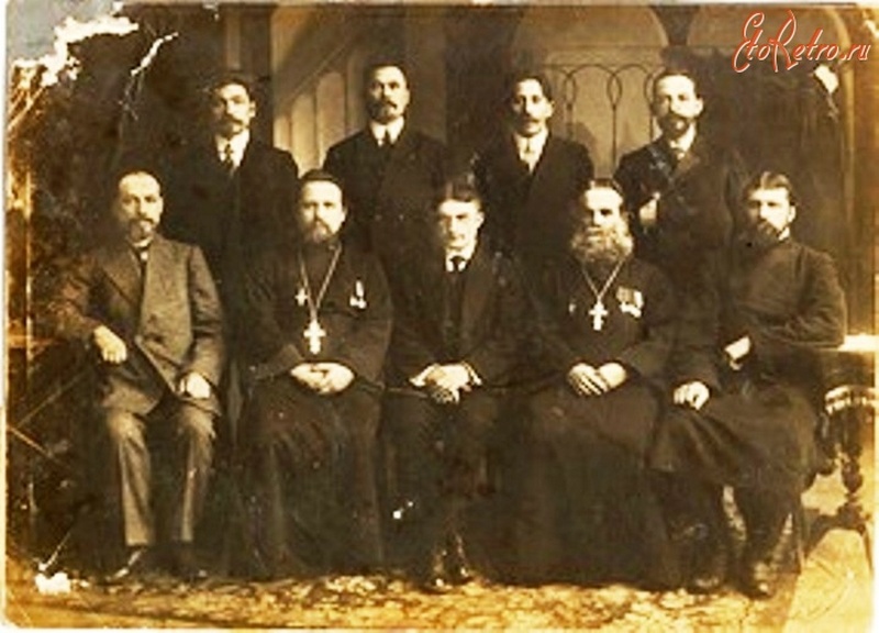 священники 1915-16 г предреволюционного периода.В первом ряду второй справа священник Свято Троицкой церкви Чулков Лавр Семеновичь. Остальные-жители слободы Кантемировка..