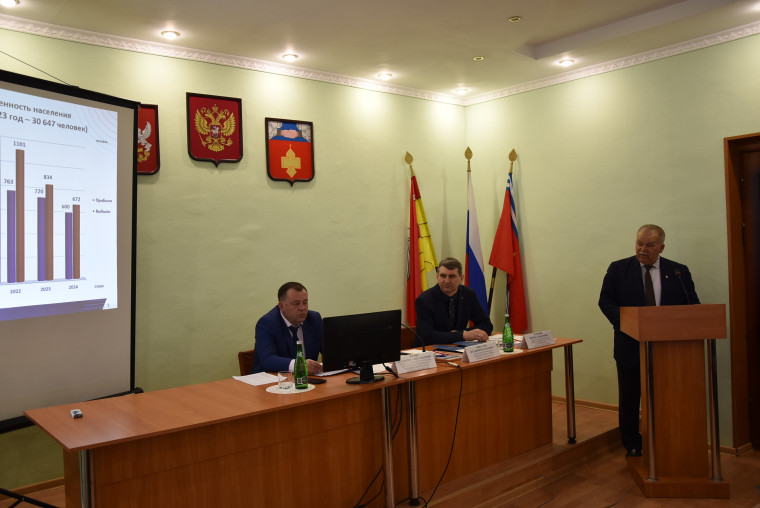 Глава района Владимир Покусаев отчитался перед депутатами. Глава района Владимир Покусаев отчитался перед депутатами.