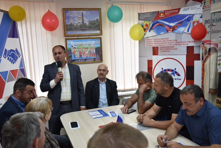 Живём и трудимся под одним флагом. Живём и трудимся под одним флагом.