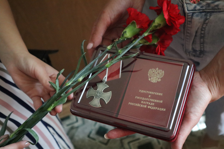 Боевые награды передали родным героев. Боевые награды передали родным героев.