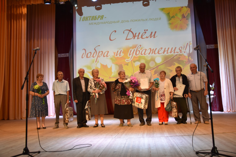 Семьям-юбилярам вручили благодарности Губернатора региона. Семьям-юбилярам вручили благодарности Губернатора региона.