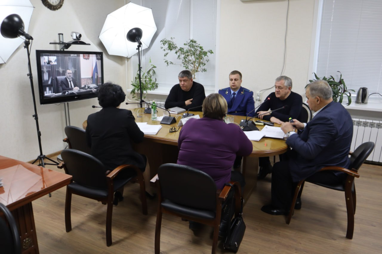 Руководитель управления по работе с обращениями граждан Правительства Воронежской области - Борис Прокопенко провел личный прием граждан в Общественной приемной Губернатора Воронежской области в Кантемировском районе 26 ноября.. Руководитель управления по работе с обращениями граждан Правительства Воронежской области - Борис Прокопенко провел личный прием граждан в Общественной приемной Губернатора Воронежской области в Кантемировском районе 26 ноября..