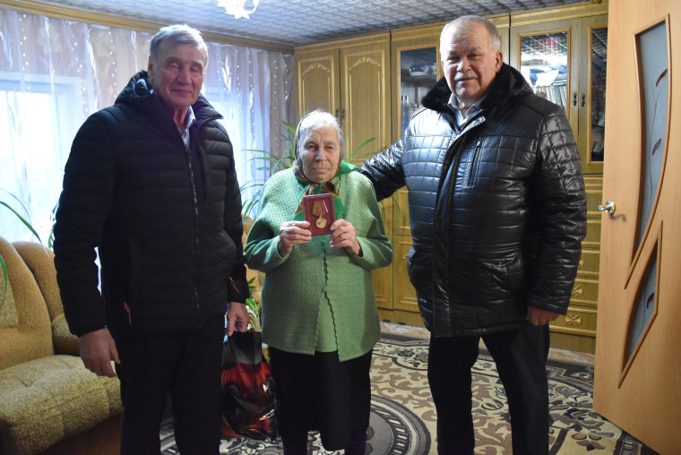 В Кантемировском районе начали вручать медали в честь 80-летия Победы. В Кантемировском районе начали вручать медали в честь 80-летия Победы.